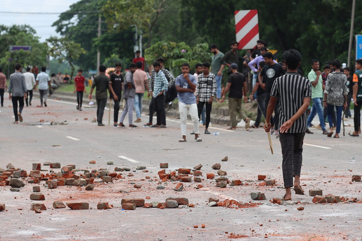 আন্দোলনকারীরা ইট–পাটকেল ছুড়েছেন। আজ রোববার বেলা সাড়ে ১২টার দিকে কুমিল্লার বুড়িচং উপজেলার কালাকচুয়া এলাকায়